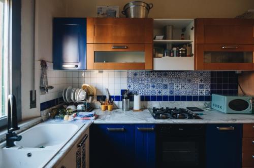 Η κουζίνα ή μικρή κουζίνα στο Bonanno Street Tower free parking