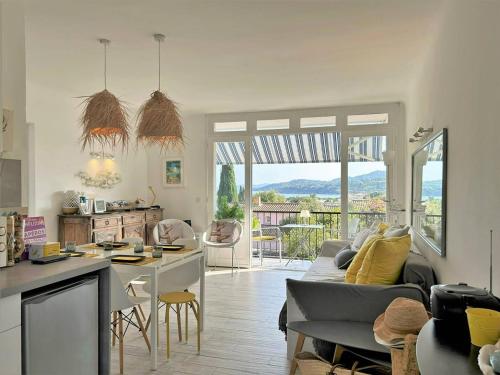 une cuisine et un salon avec un canapé et une table dans l'établissement Appartement lumineux avec terrasse, 500m de la plage, Bormes-les-Mimosas - FR-1-251-576, à Bormes-les-Mimosas