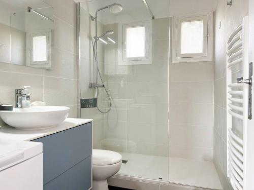 une salle de bain avec une douche, des toilettes et un lavabo dans l'établissement Appartement lumineux avec terrasse, 500m de la plage, Bormes-les-Mimosas - FR-1-251-576, à Bormes-les-Mimosas