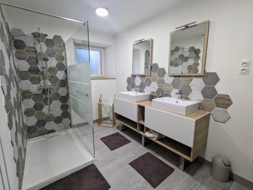 uma casa de banho com 2 lavatórios e um chuveiro em Gîte Saint-Nabord, 4 pièces, 6 personnes - FR-1-589-617 em Saint-Nabord
