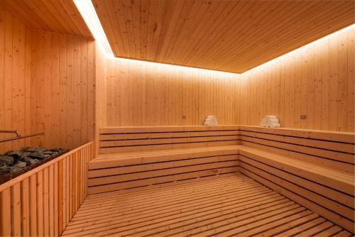 a wooden sauna with a wooden floor and a ceiling at Holiday Inn Express Shantou Chenghai in Shantou