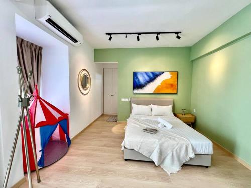 1 dormitorio con 1 cama y una pintura en la pared en Puteri Front Beach Resort Studio Melaka 4pax/1park, en Kampong Pantai Dusun