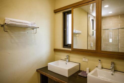 a bathroom with a sink and a mirror at Oasis Hotel in Magong