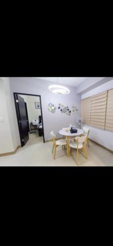 TV a/nebo společenská místnost v ubytování 1BR with extra room at One Regis- Megaworld