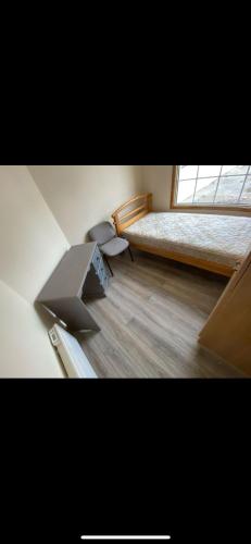 - une chambre avec des lits superposés et une fenêtre dans l'établissement Patrick’s house, à Athlone