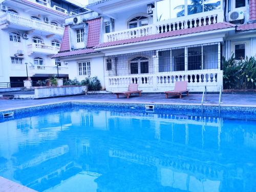 uma piscina em frente a um edifício em Beach ColvaPearl Luxury 3 BHK Villa em Colvá