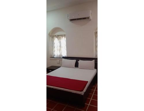 - une chambre avec un lit et une fenêtre dans l'établissement Shubham Resorts, Solapur, à Solapur