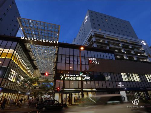 uma rua da cidade com edifícios altos e um semáforo em Daiwa Roynet Hotel Takamatsu em Takamatsu