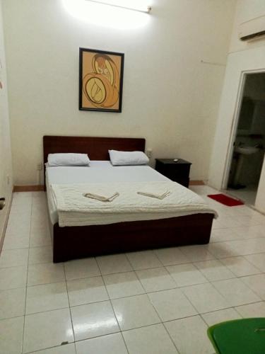 1 dormitorio con 1 cama en una habitación en Nhà nghỉ mình Hoàng, en Xã Thắng Nhí (1)