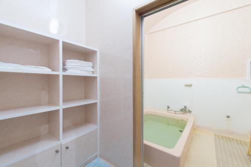 een badkamer met een douche en een wastafel bij Yamamoto Ryokan in Fukuoka