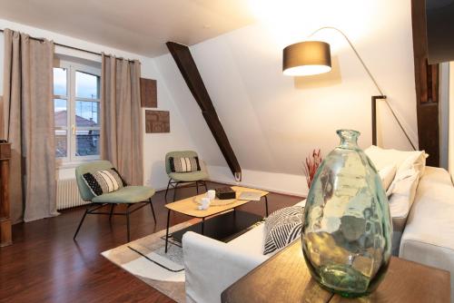 - un salon avec un grand vase sur une table dans l'établissement La Loge by 