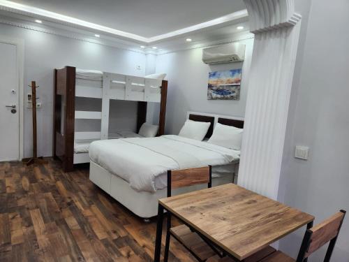 sea star duran apart في إسطنبول: غرفة نوم بسرير وطاولة ومكتب