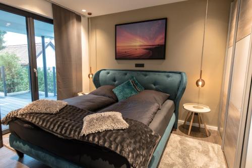1 cama en una habitación con sofá en un dormitorio en Ocean House Garten Eden mit Whirlpool, en Timmendorfer Strand