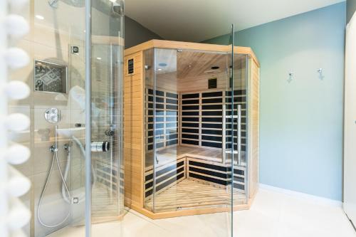 La salle de bains est pourvue d'une douche et d'une cabine de verre. dans l'établissement Heaven House Family, à Timmendorfer Strand