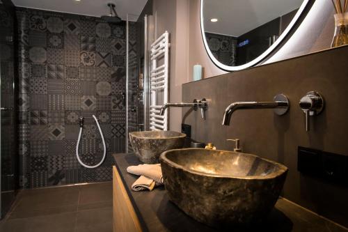 a bathroom with two sinks and a shower at Wellness House Energy mit Whirlpool in Timmendorfer Strand