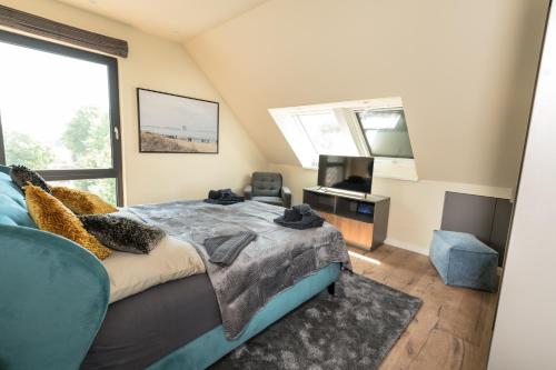 ein Schlafzimmer mit einem Bett und einem großen Fenster in der Unterkunft Heaven House Penthousewohnung Sterngucker mit Whirlpool in Timmendorfer Strand