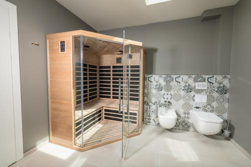 een badkamer met een glazen douche en een toilet bij Heaven House Penthousewohnung Sterngucker mit Whirlpool in Timmendorfer Strand