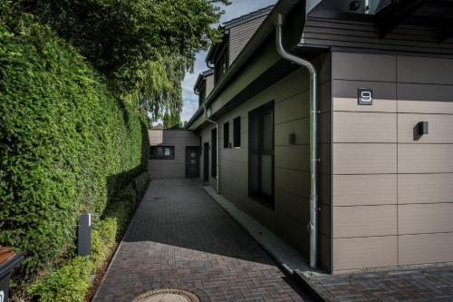 an alley with two garages next to a building at Wellness House Relax mit Whirlpool in Timmendorfer Strand