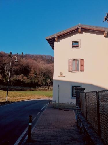 a building with a window on the side of a road at Casa Sveva - Appartamento vista castello in Costa di Mezzate