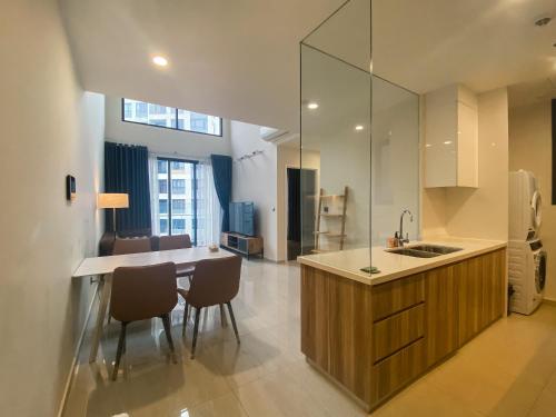 ホーチミン・シティにあるZeus Living - Glorious Palace & Concept in Q2 Thao Dienのシンクとテーブルと椅子のあるキッチン