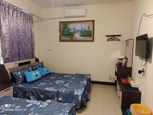 ein Schlafzimmer mit 2 Betten und einem TV. in der Unterkunft 988 Ancient House B&B in Jincheng