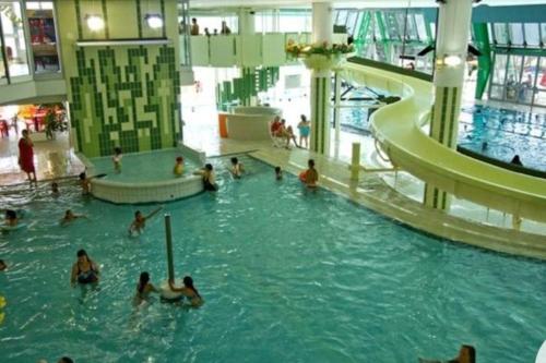 un groupe de personnes dans une piscine d'un centre commercial dans l'établissement appart duplex récent proche des pistes et pioupiou, à Orcières