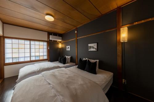 a bedroom with two beds in a room at 【天神HOUSE 】一軒家まるまる貸切 in Fukuoka