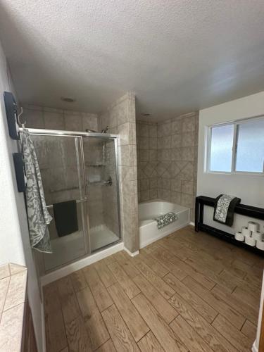 La salle de bains est pourvue d'une douche et d'une baignoire. dans l'établissement Sundance Retreat, à Fort Mohave