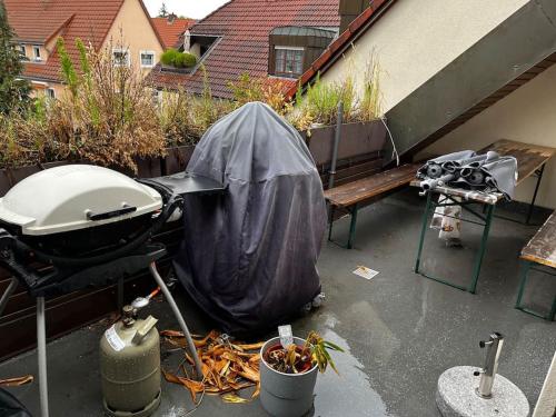 - un barbecue et un banc dans un jardin dans l'établissement Cozy&spacious topfloor apartment, à Schwaig bei Nürnberg