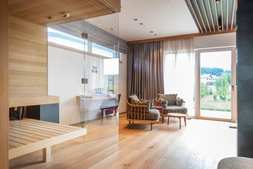 salon z dużą szklaną ścianą w obiekcie NEUWIRT - Boutiquehotel & Wirtshaus w mieście Bad Vigaun