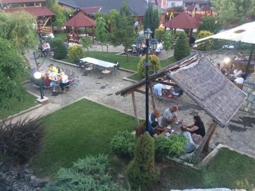 eine Gruppe von Menschen, die in einem Park sitzen in der Unterkunft Hotel Rozafa in Dobrosin
