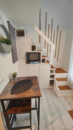 une chambre avec une table et quelques marches dans l'établissement Studio Uno cosy, à Choisy-le-Roi