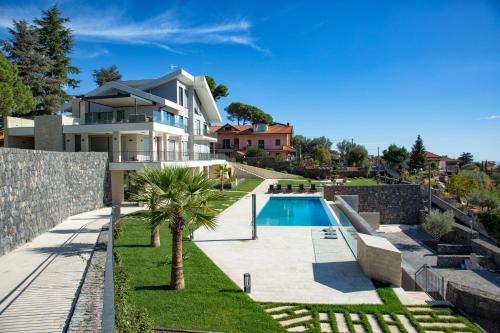 uma villa com uma piscina e uma casa em Villa Rita Pool & Spa em Mascalucia