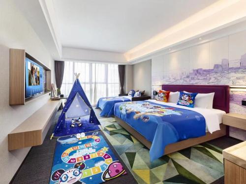 2 bedden in een hotelkamer met een kinderkamer bij Hampton by Hilton Shenzhen Baoan Stadium in Shenzhen