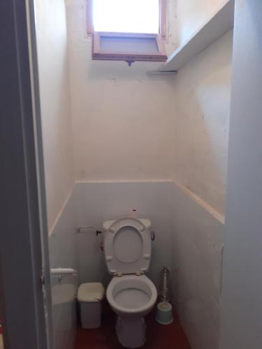 Elle comprend une petite salle de bains pourvue de toilettes et d'une fenêtre. dans l'établissement N4 Chambres partagées homme salle de bain et toilette, à Béziers