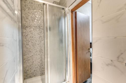 um chuveiro com uma porta de vidro na casa de banho em Hotel Family House em Roma