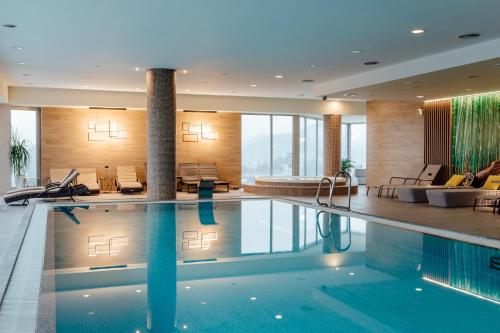 日利納的住宿－吉利納假日酒店，酒店大堂设有游泳池和客厅