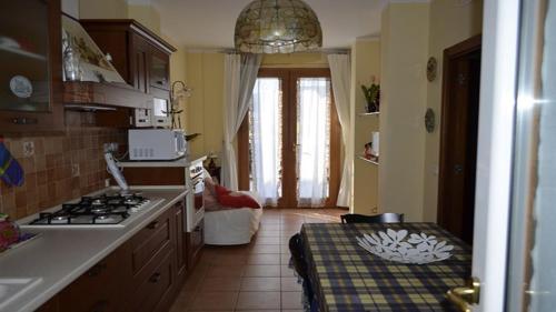 een keuken met een wastafel en een fornuis bij Rinaldi's Apartment in Sirolo