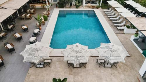 En udsigt til poolen hos Ölüdeniz Blu Luxury Unique Hotel - Adults-Only eller i nærheden