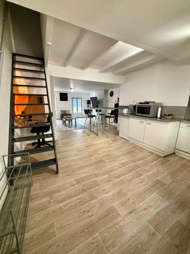 une grande pièce avec une cuisine et une salle à manger dans l'établissement Appartement hyper centre, à Rodez