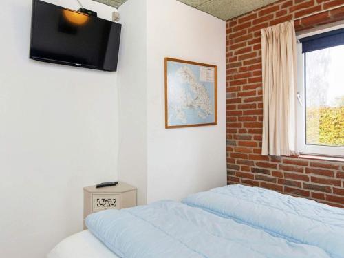 una camera con letto e TV a parete di Holiday home Sydals XCIV a Skovmose