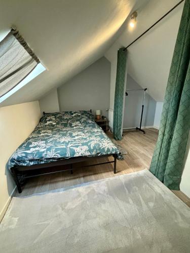 une chambre avec un lit dans un grenier dans l'établissement Appartement hyper centre, à Rodez