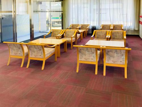 a row of tables and chairs in a room at Hotel Kurashiki Mizushima Hills in Chidorichō