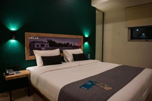 Katil atau katil-katil dalam bilik di LOKAL Rooms x Lahore (Cavalry)