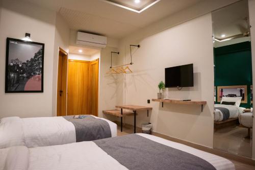 Televisyen dan/atau pusat hiburan di LOKAL Rooms x Lahore (Cavalry)