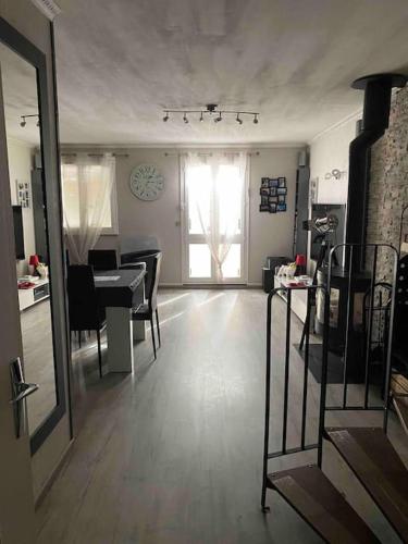 un salon avec une table et une salle à manger dans l'établissement Chez Manu Meublé de tourisme 2 étoiles pour 6 personnes - 3 chambres, à Villeparisis