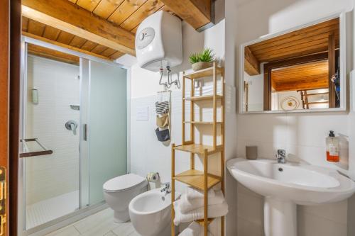 e bagno con lavandino, servizi igienici e doccia. di Open Sicily Homes "Residence Guascone" - Self check in a Palermo