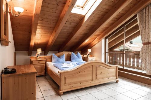 sypialnia z łóżkiem i dużym oknem w obiekcie Ferienwohnung Ilona w mieście Mittenwald