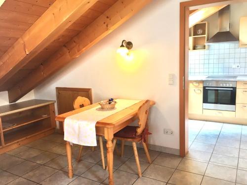 eine Küche mit einem Holztisch und einem Esszimmer in der Unterkunft Ferienwohnung Ilona in Mittenwald
