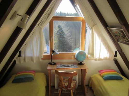 a bedroom with a desk and a window and a table at Ferienhaus Geißler Oslo in Molberting
